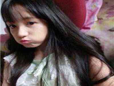 打扑牌两个人剧烈运动：扑克牌竞技，两人间激情四溢的较量